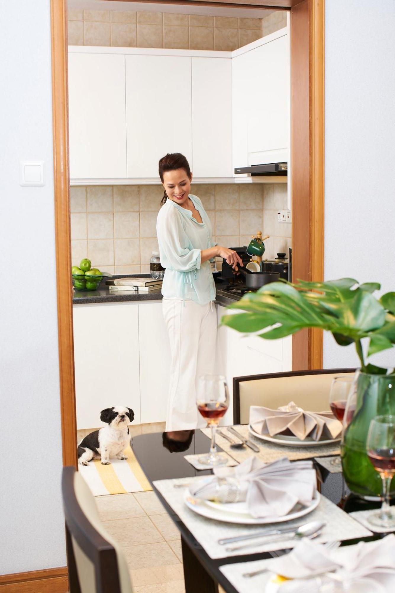 Fraser Place Robertson Walk Singapur Exterior foto A woman cooking