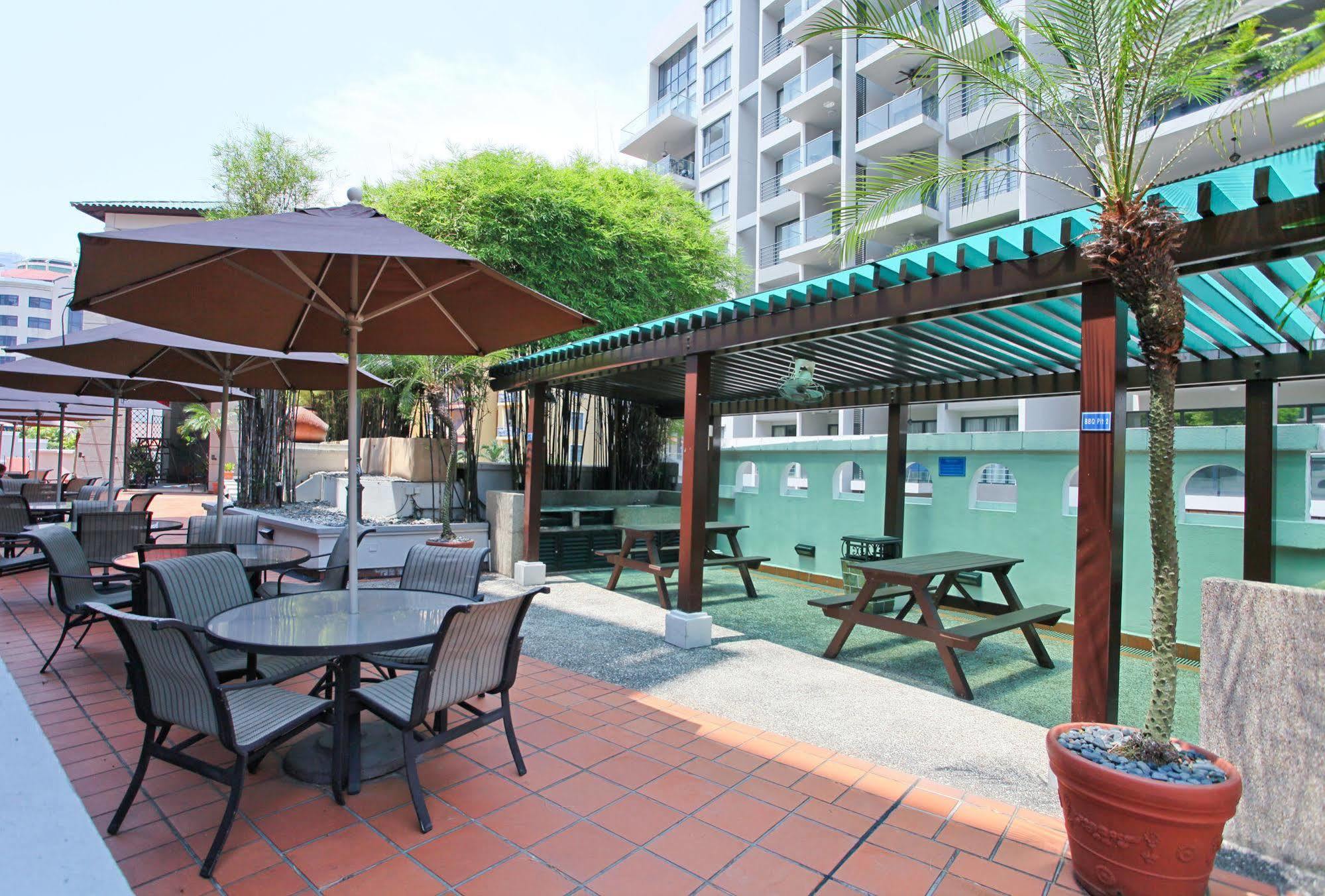 Fraser Place Robertson Walk Singapur Exterior foto The swimming pool at the hotel